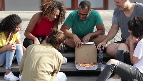 Happy-friends-with-pizza-boxes